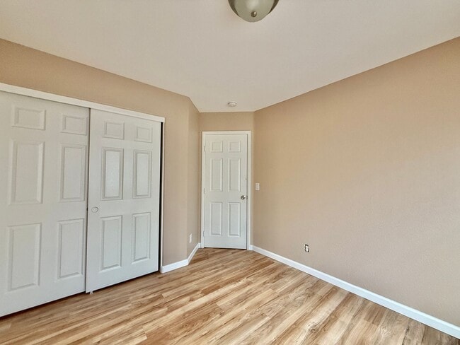 Building Photo - Spacious Living, Granite Counters, Great Location!