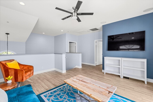 Building Photo - 546 N Indian Canyon Dr