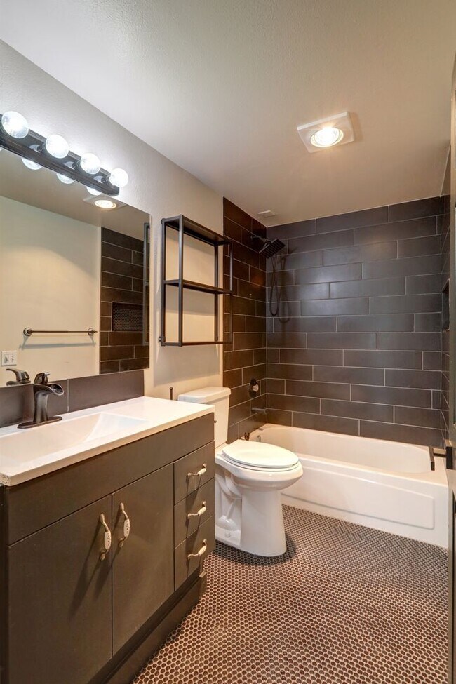 Building Photo - Charming 1 bedroom, 1 bathroom Queen Anne ...
