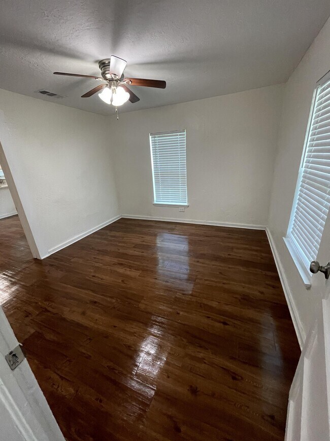 Building Photo - 108 Shaw St