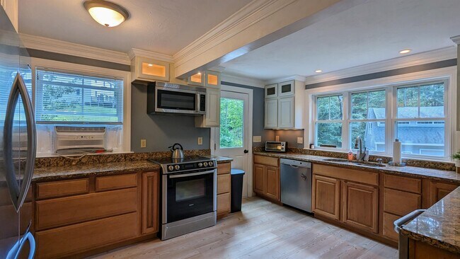 Building Photo - 52 Crestview Dr