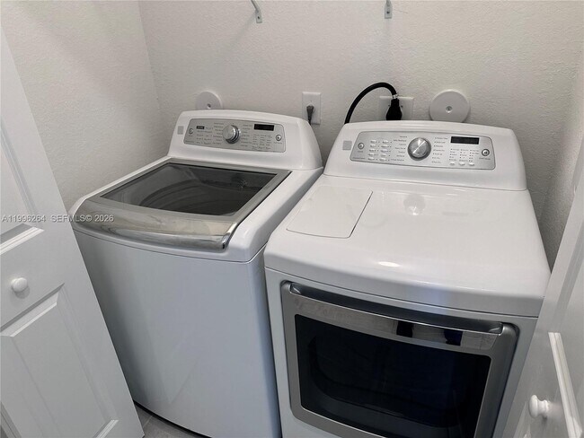 Building Photo - 2671 SE 10th St