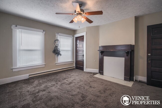 Building Photo - Charming 2BR on Lane and Indiana