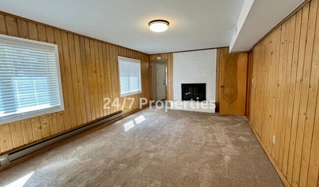Building Photo - Spacious 4BD I 2BA Home w/ Separate Living...