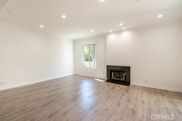 Building Photo - 526 E Elmwood Ave