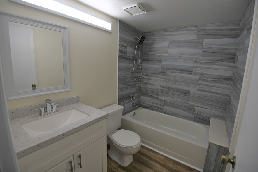 Contemporary guest bathroom - 1201 SE Parkview Pl