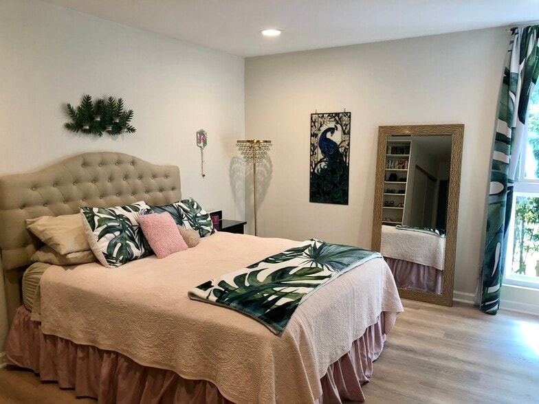 Bedroom - 911 N Kings Rd