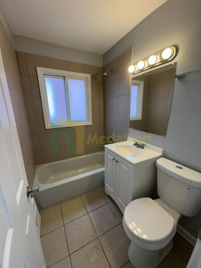 Building Photo - Stylish 4BR/2BA Home with Modern Updates & Finished Basement ( Near 124TH & LaSalle)