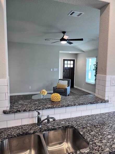 Building Photo - 448 Mallow Dr