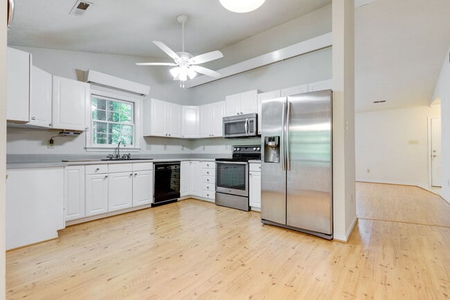 Building Photo - 2290 Greenfield Dr