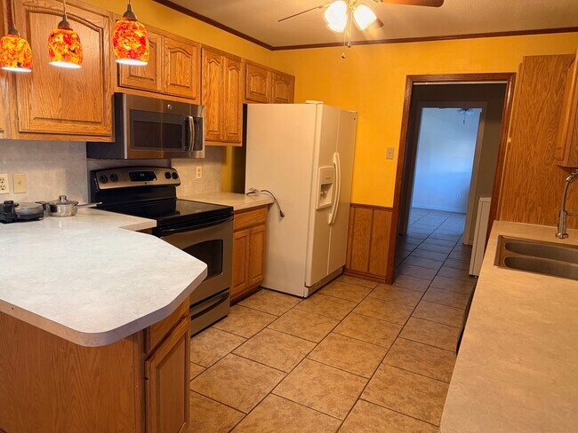 Building Photo - 2914 Hemlock Dr