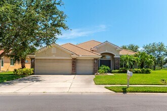 Building Photo - 4 Bed / 3 Bath Unfurnished Family Home wit...