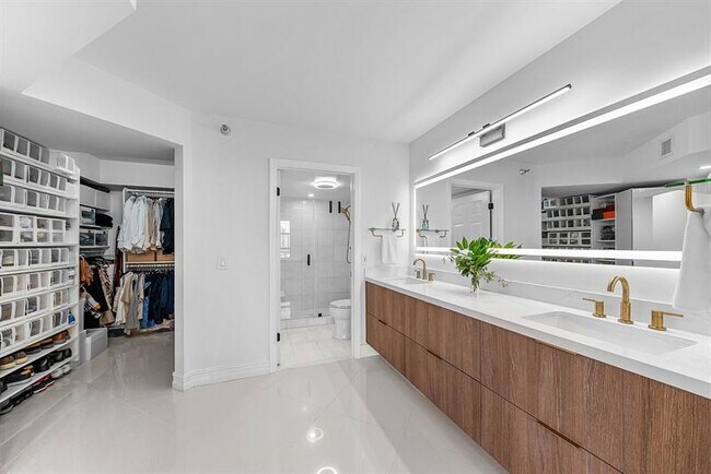 Building Photo - 3500 Mystic Pointe Dr