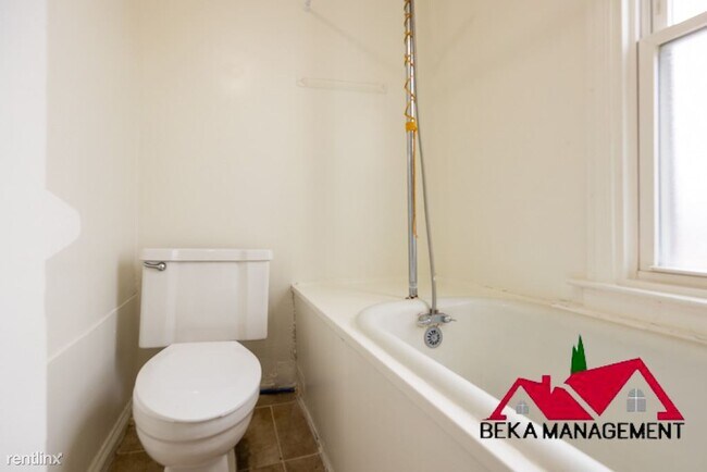 Building Photo - 2 br, 1 bath Triplex - 19336 Martin Rd Apt 3