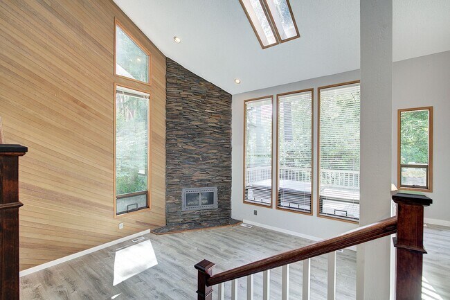 Building Photo - 5Bd/2.5Ba Kirkland Home