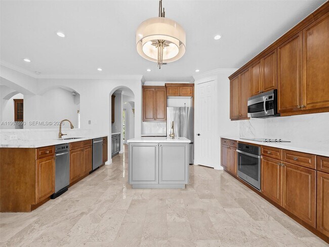 Building Photo - 827 SE 2nd Ct