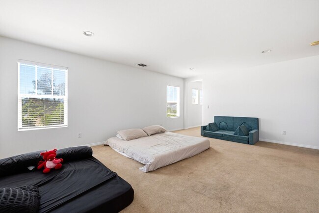 Building Photo - 4 bedrooms / 3 bathroom OPEN floor plan HOUSE for rent in LANCASTER