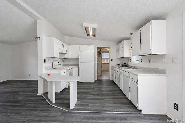 Building Photo - 15060 Michael St
