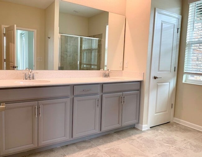 Building Photo - 5 Bedroom / 3 Bath Town home with 2 car garage