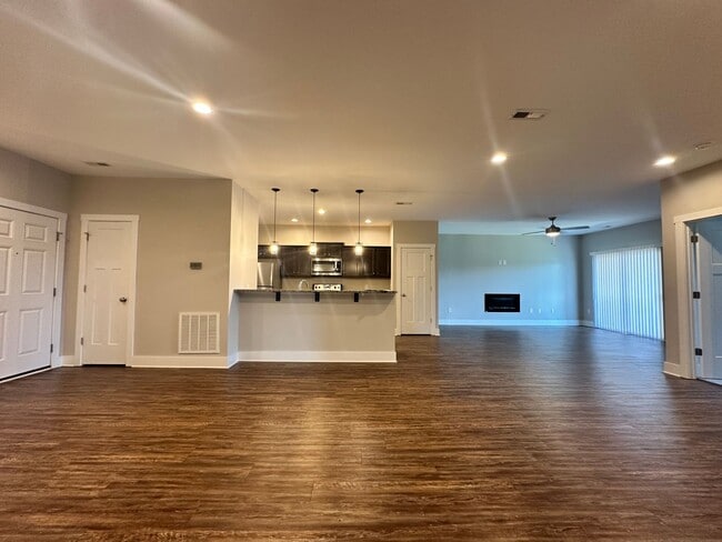 Building Photo - Eleven25