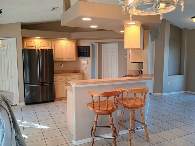 Building Photo - 3 bedroom 2 bathroom Fenced in yard