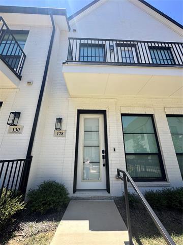 Building Photo - 128 Gdn Ct W