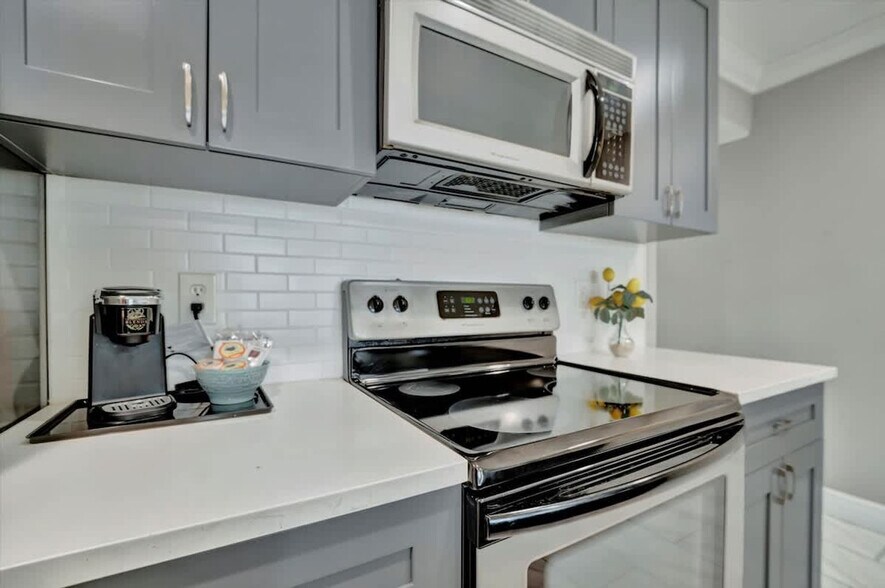 Building Photo - 2506 N Rocky Point Dr