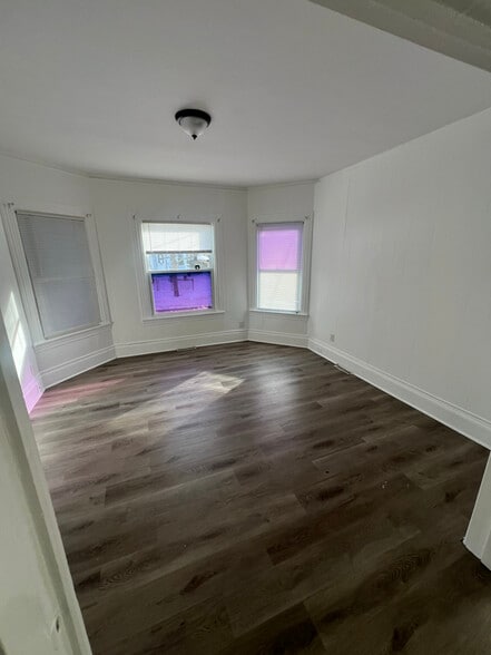 Building Photo - 51 Glenham St