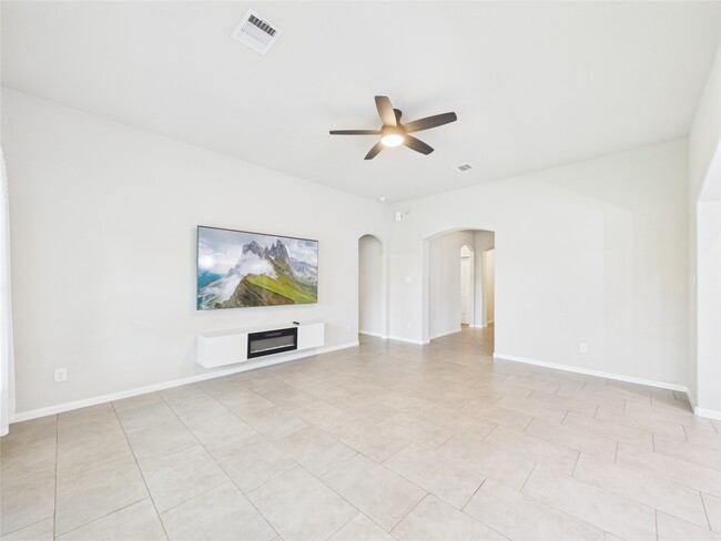 Building Photo - 721 Rim Water Dr