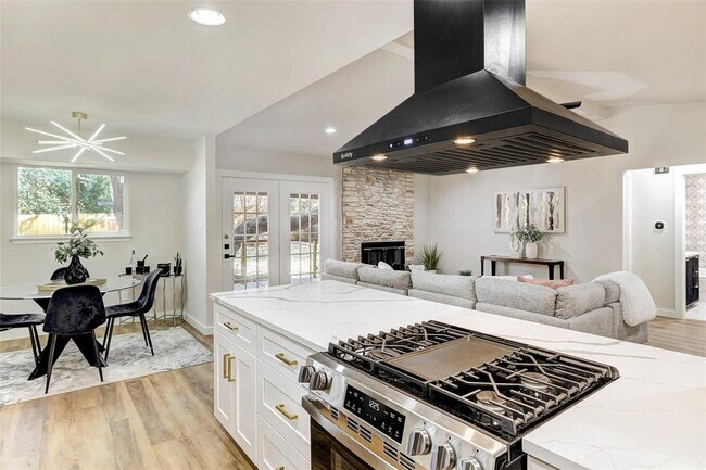 Building Photo - 402 Mulberry Dr