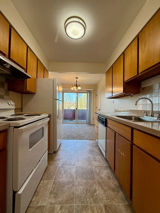 Building Photo - Vintage Upstairs 2 Bedroom With Patio In Hollywood District ~ Near It All! Off Street Parking~ Pe...