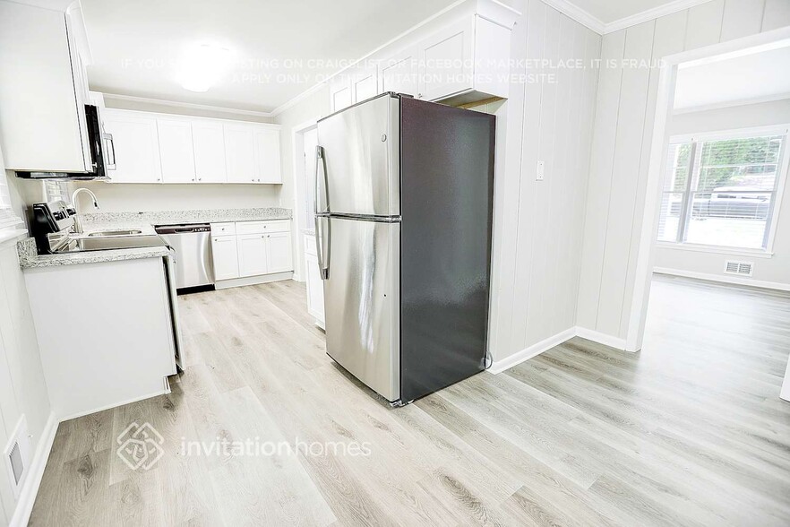 Building Photo - 3582 Highwood Dr SW