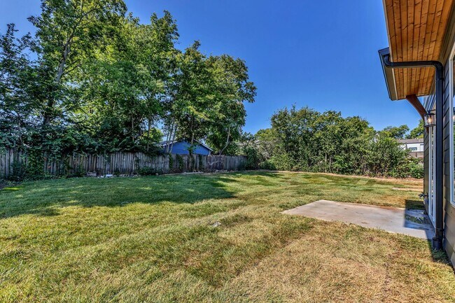 Building Photo - 5917 Robertson Ave