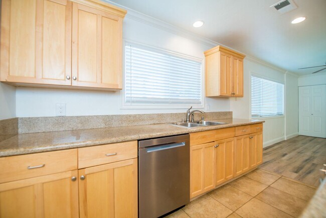 Building Photo - Sunny and Bright 3 Bedroom End Unit in Yorktown Villas Neighborhood