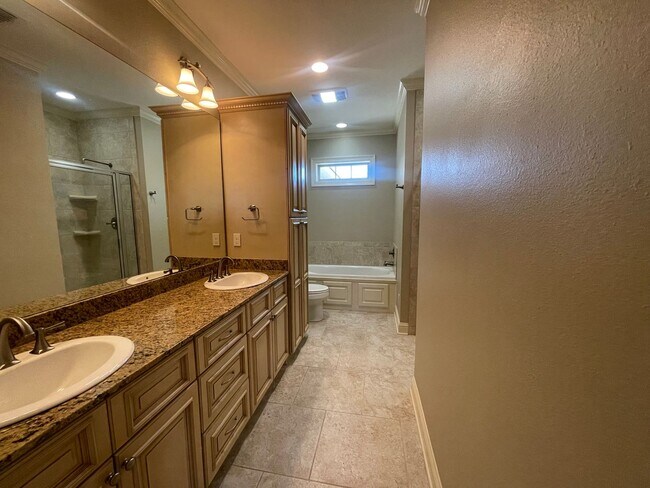 Building Photo - A Great Place To Call Home! Hoa Fees included in Rent