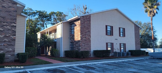 Building Photo - Updated Condo in a Pool Comunity