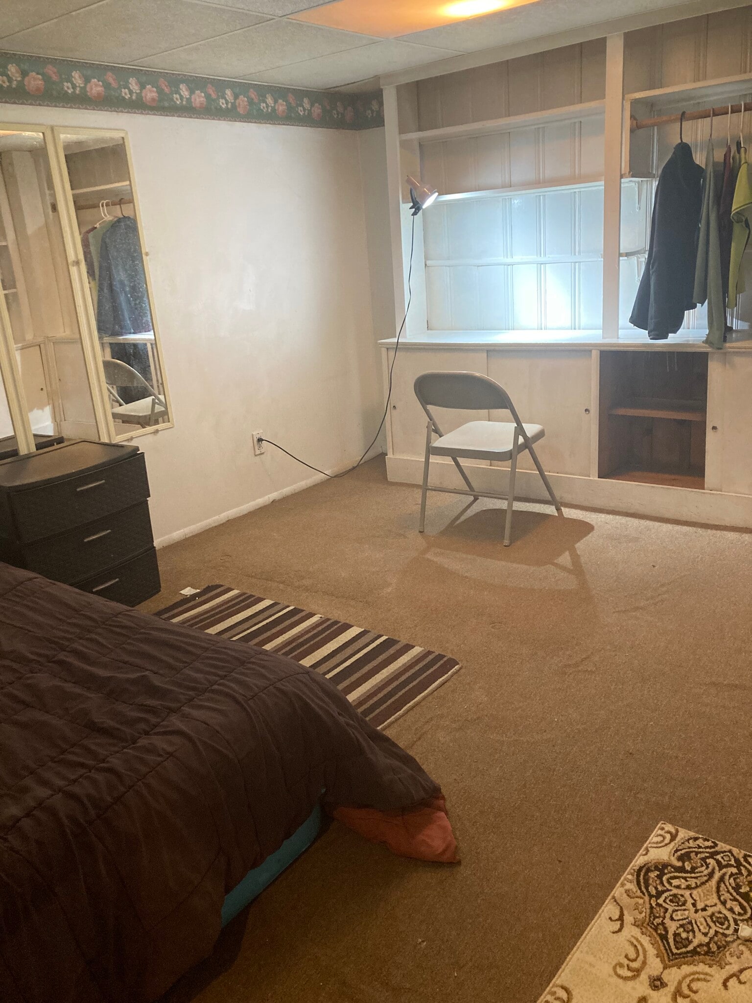 Twin size bed, mirrored wall bdrm - 764 Lenore Ln