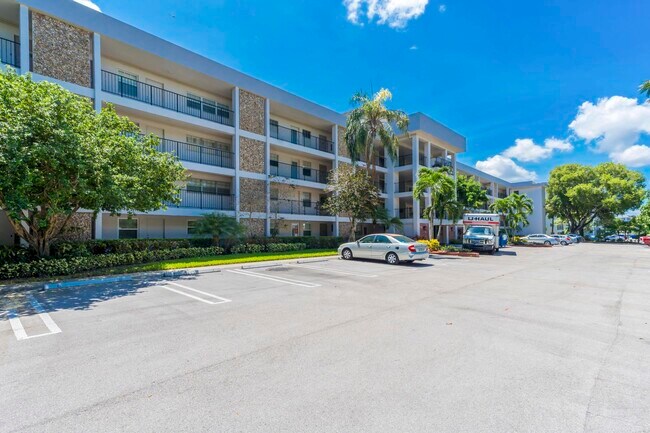Building Photo - 2800 N Palm Aire Dr