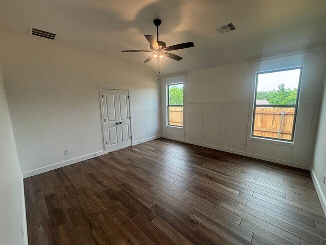 Building Photo - 1900 Inglenook Dr