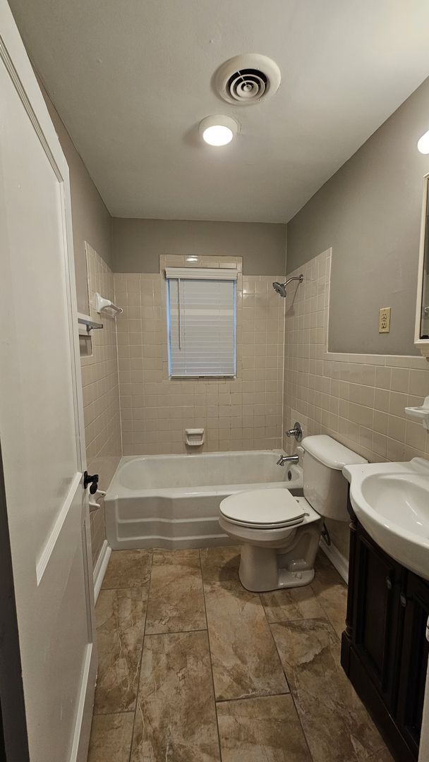 Building Photo - Adorable 3 bedroom, 1 bath home with a lar...