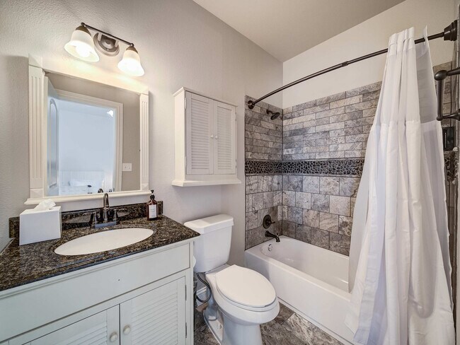 Building Photo - 200 Cove Dr