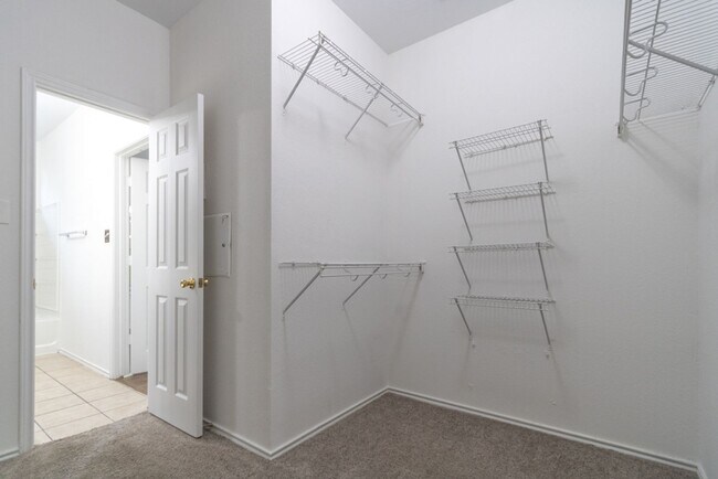 Building Photo - 702 Pampas Ricas Dr