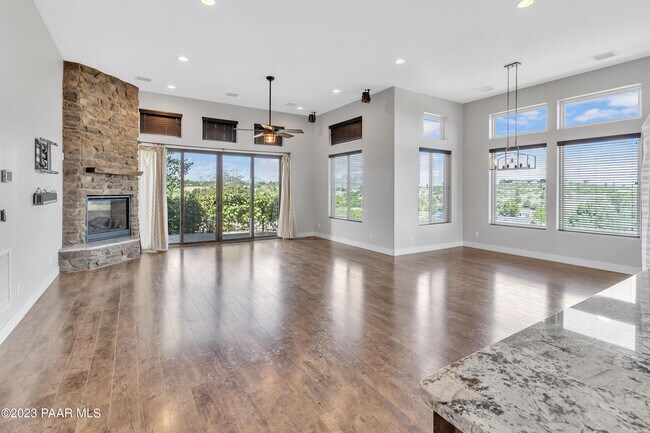 Building Photo - 1584 Majestic Way