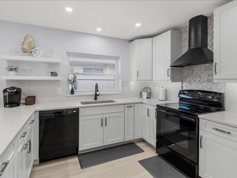 Building Photo - 692 106th Ave N