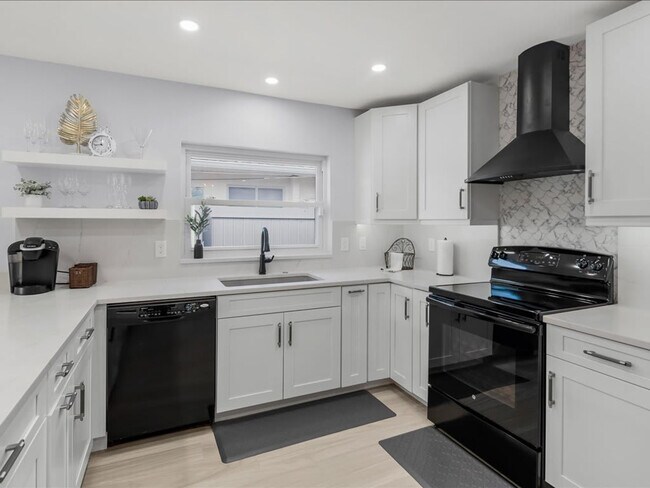 Building Photo - 692 106th Ave N