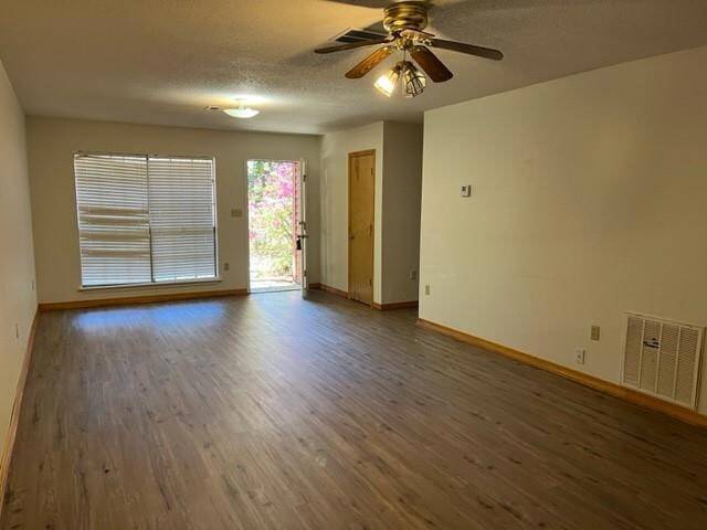 Building Photo - 35515 Oakridge Ave