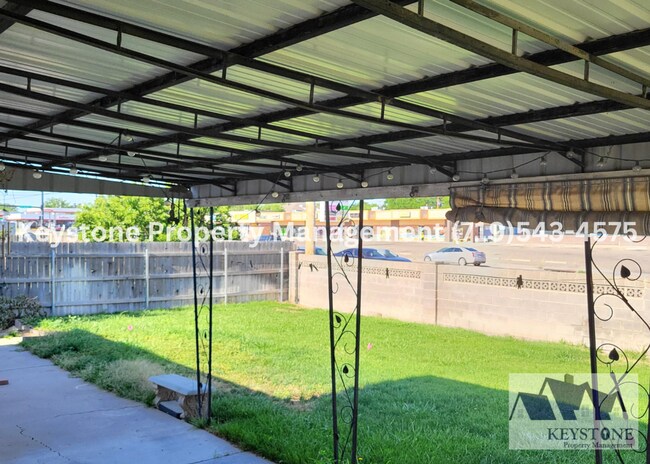 Building Photo - Sunset Park Rancher 3 Bedrooms/3 Bathrooms...
