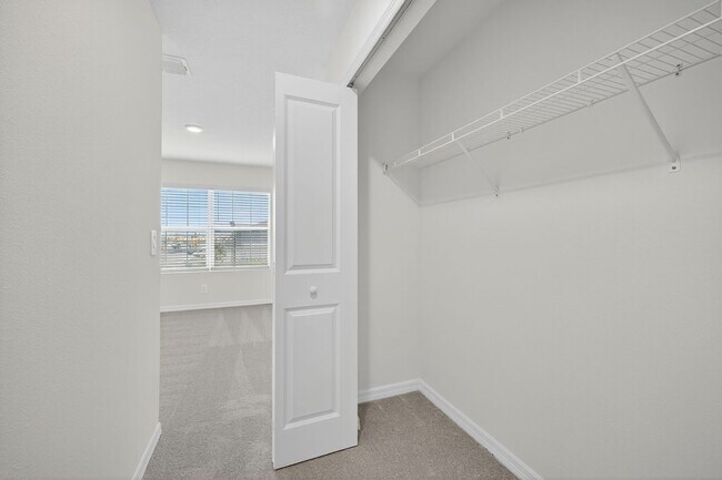 Building Photo - New 3 Bed Townhouse!