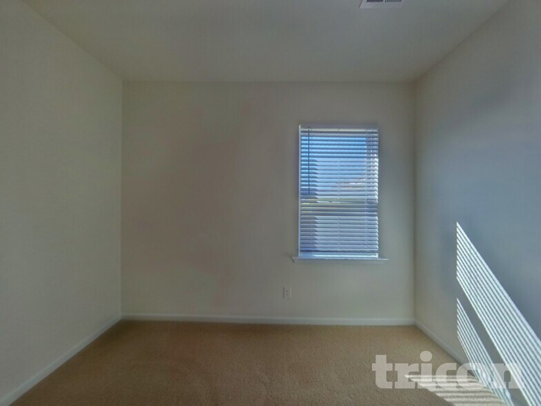 Building Photo - 1413 Chamomile Ct