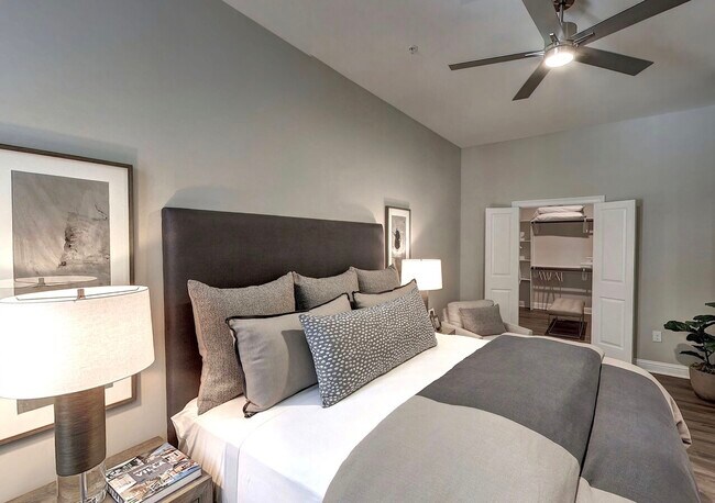 Building Photo - Live in Luxury: 2-Bed, 2-Bath Steps from D...